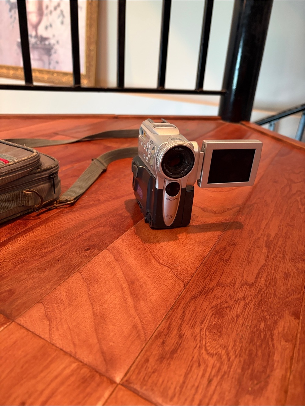 2002 Sony DCR-PC101 MiniDV Handy-Cam Digital Camcorder